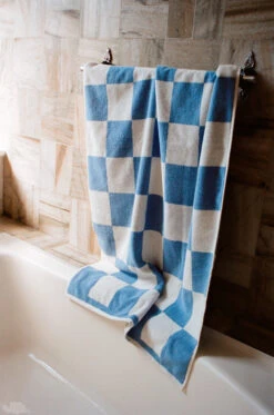 Hay Toalla De Baño Check 70x136 Cm -Textil Tienda 511771 01 3 EnvironmentImage afbfd45249